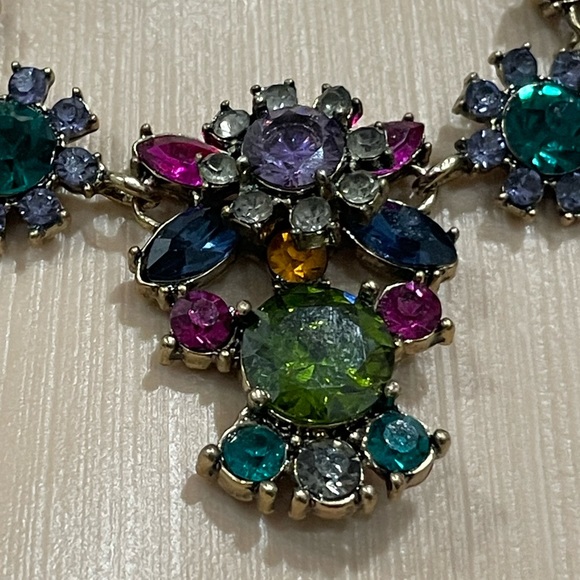 Beautiful gold tone statement necklace. - Picture 2 of 6